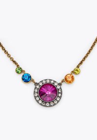 Collana di gemme colorate con un grande pendente rosa al centro, circondato da cristalli trasparenti, con piccoli dettagli blu, verdi, arancioni e gialli.