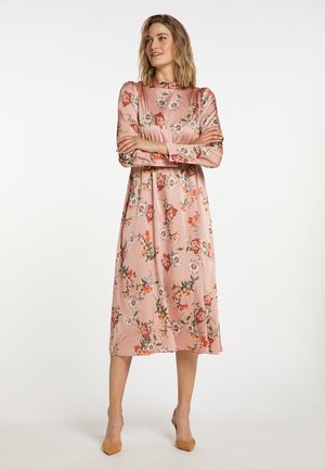 Rochie midi florală din satin roz deschis, cu mâneci lungi, decolteu rotund și talie strânsă, având un model floral multicolor.