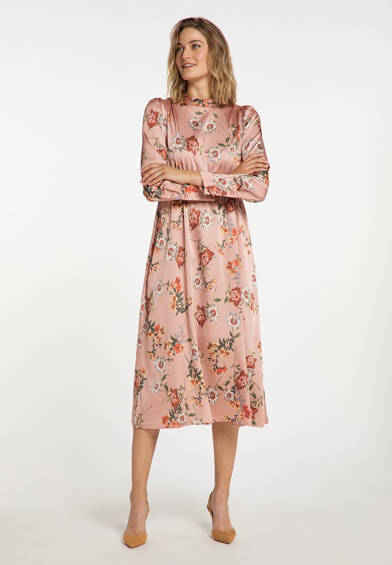 Rochie midi florală din satin roz deschis, cu mâneci lungi, decolteu rotund și talie strânsă, având un model floral multicolor.