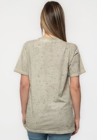 Paradiso Clothing THE BEATLES GUITAR AND FLAG SNOW WASH - Print T-shirt - sand