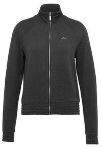 Chaqueta negra con cremallera y tejido texturizado, de mangas largas y dobladillo acanalado. Presenta un cuello alto y un logo en la parte superior izquierda.