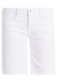 Bílé džínové šortky s rovného střihu, pětiprvkovým designem kapes a poutky na opasek. Materiál má hladkou texturu s prošitými detaily.