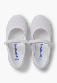 Zapatos tipo Mary Jane de lona blanca con parte superior texturizada, puntera redonda y tira ajustable. La plantilla interior presenta "Pisamonas" en azul.