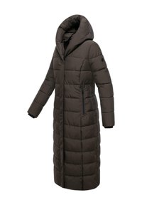 Lång brun puffjacka med hög krage, horisontell quiltad design, zip-fickor på sidorna och svarta detaljer på ärmsluten.