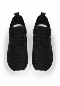 Scarpe sportive nere con una parte superiore in maglia testurizzata, lacci elastici e una suola bianca. Presentano un'etichetta sul tallone per facilitarne l'indossamento.