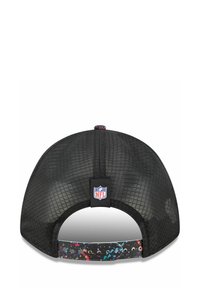 Casquette de baseball en mesh noir avec une sangle imprimée de taches colorées. Présente un patch du logo NFL à l'arrière.