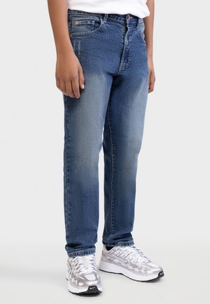 Modre kavbojke iz jeansa z ravnim krojem, svetlim pranjem in nežnim bledenjem. Imajo pet žepov in oranžen logotip na pasu.