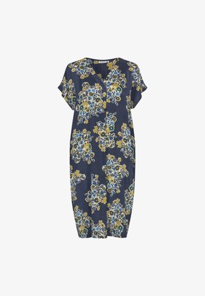 Blomsterkjole i mørkeblå stof; har korte ærmer, v-udskæring og et mønster af blå og gule blomster med grønne detaljer.