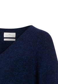 Marineblauer Wollmischpullover mit V-Ausschnitt und sichtbarem Fynch Hatton-Label im Kragen.
