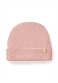 Gorro de punto acanalado rosa con puño doblado y un pequeño parche de tela con un logo de conejo. Textura suave con un diseño limpio y sencillo.