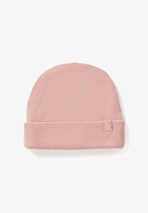 Gorro de punto acanalado rosa con puño doblado y un pequeño parche de tela con un logo de conejo. Textura suave con un diseño limpio y sencillo.