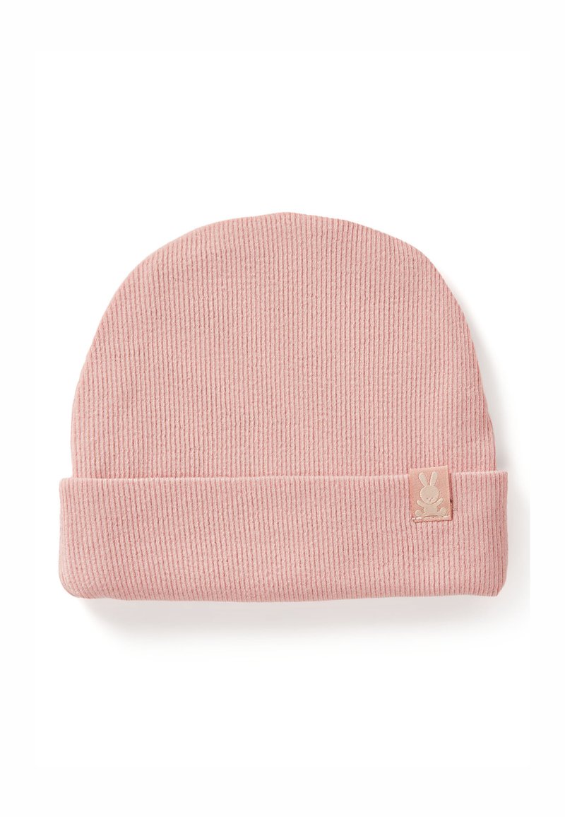 Gorro de punto acanalado rosa con puño doblado y un pequeño parche de tela con un logo de conejo. Textura suave con un diseño limpio y sencillo.