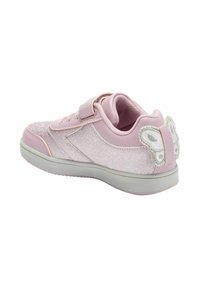 Sneaker per bambini rosa con materiale glitterato, una fascia in velcro e dettagli a forma di farfalla sul tallone, con punta arrotondata e suola ammortizzata.
