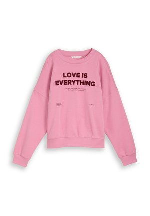 Roze sweatshirt met lange mouwen met de tekst "LOVE IS EVERYTHING." in dikke donkerrode letters gedrukt midden op de voorkant.