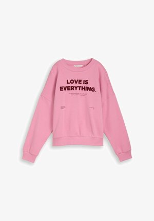 Roze sweatshirt met lange mouwen met de tekst "LOVE IS EVERYTHING." in dikke donkerrode letters gedrukt midden op de voorkant.