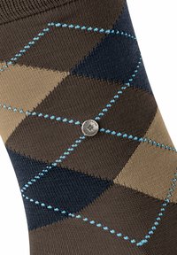 Brune sok med argyle mønster, der har diamantformer i beige og marineblå, fremhævet med lyseblå syning og sølv logo detalje.