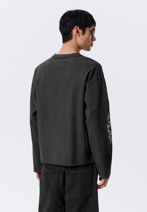 Rank 3: Weekday - GREAT BOXY GRAPHIC LONG SLEEVE - Long sleeved top