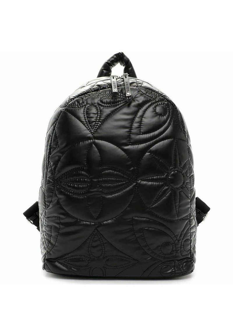 Zaino nero trapuntato con motivi floreali in rilievo, chiusura con zip a doppia estrazione e spallacci regolabili. Finitura liscia e testurizzata.