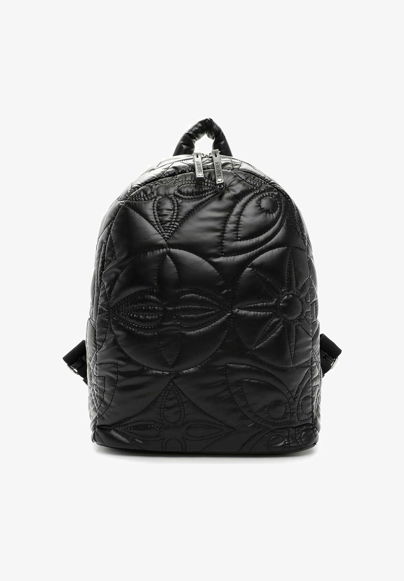 Zaino nero trapuntato con motivi floreali in rilievo, chiusura con zip a doppia estrazione e spallacci regolabili. Finitura liscia e testurizzata.