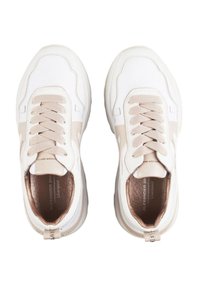 Sneaker bianche con tomaia in pelle liscia, accenti beige, punta rotonda e lacci piatti. Dettagli metallici notevoli all'interno e sul tacco.