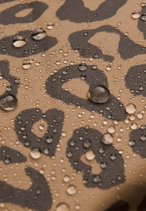 Waterafstotende stof met een tan achtergrond met zwarte luipaardvlekken, waarop druppels water op het oppervlak zichtbaar zijn.