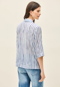 Camicia a righe blu e bianche con colletto, maniche a tre quarti e vestibilità comoda, realizzata in tessuto leggero. Design minimalista.