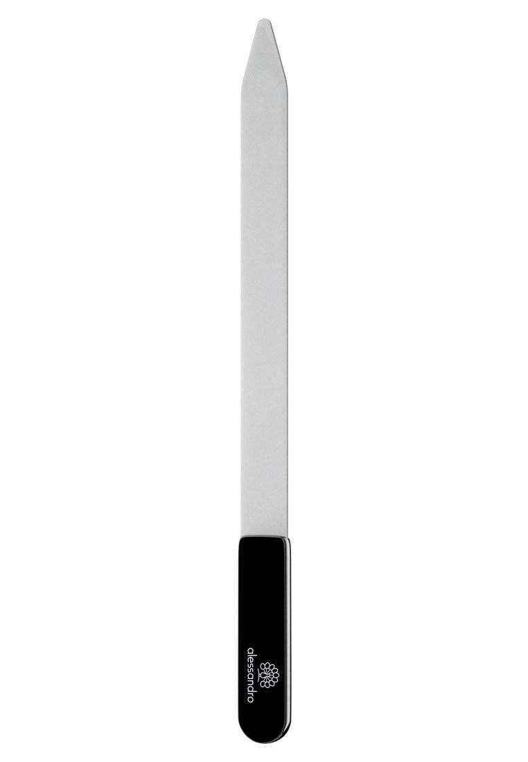 Metal neglefil med en spids spids og et blad af rustfrit stål. Sort plastikhåndtag har et logo og en glat overflade.