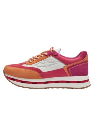 Low-Profile-Sneaker in Pink, Orange und Weiß mit Wildleder-Akzenten, gepolstertem Kragen, Schnürverschluss und gepolsterter Sohle mit roten Streifen.