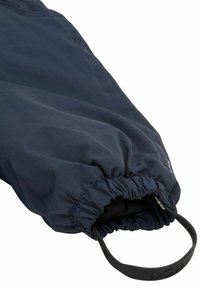 Marinblå, vattenavvisande jacka med elastisk mudd och en svart tygögla för enkel hantering, med slät textur och minimalistisk design.