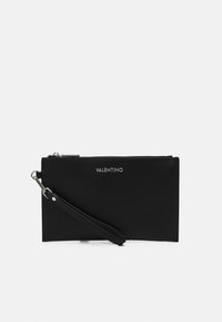 Clutch de couro preto com fecho em zip, uma alça de pulso destacável e a marcação em prata "VALENTINO" na frente. Textura lisa.