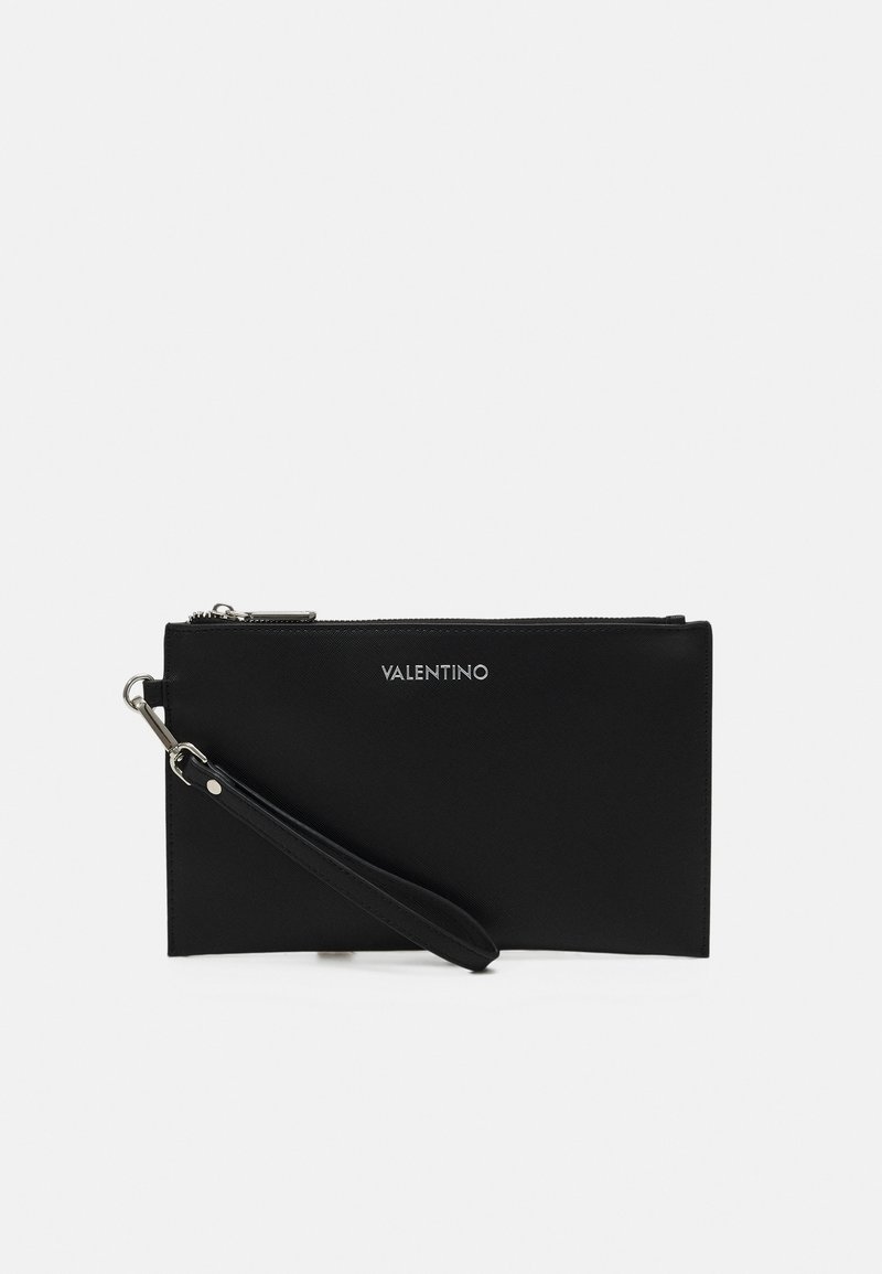 Clutch de couro preto com fecho em zip, uma alça de pulso destacável e a marcação em prata "VALENTINO" na frente. Textura lisa.