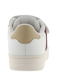 Baskets blanches avec une languette grise et un panneau latéral en suède bordeaux. Elles présentent un onglet de talon beige et une semelle en caoutchouc texturée.