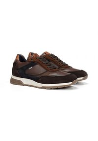 Zapatillas bajas marrones con una mezcla de materiales de ante y malla, diseño con cordones y una ligera suela de goma con detalles texturizados.