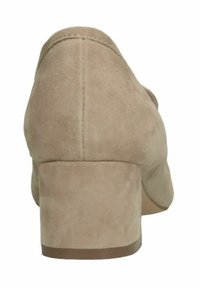 Scarpa beige in suede con tacco alto, punta arrotondata e tacco spesso, caratterizzata da una superficie liscia e dettagli di cucitura discreti nelle cuciture.