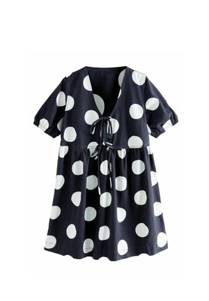 Marineblå kjole med hvide prikker, V-udskæring, korte pufærmer og bånddetalje i taljen. Blødt stof med en flydende silhuet.