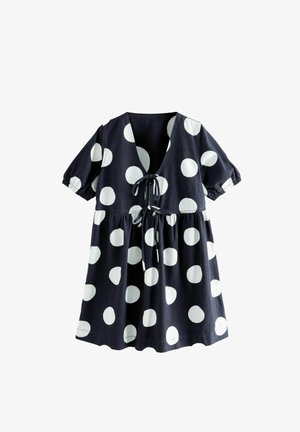 Granatowa sukienka w białe kropki, z dekoltem w kształcie litery V, krótkimi bufkami oraz wiązaniem w talii. Miękka tkanina z luźnym krojem.