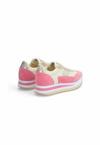 Sneaker mit einem beigen Mesh-Obermaterial, rosa Wildlederakzenten und metallischen goldenen Details. Dicke Sohle in Weiß und rosa mit Streifen.
