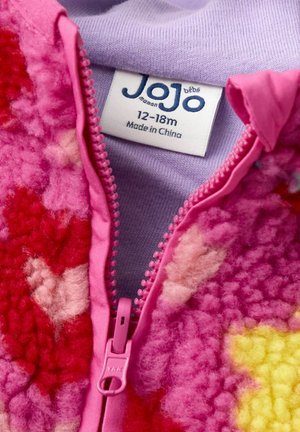 Fleece baby jack met roze, rode en gele patronen, met een ritssluiting en een lila binnenvoering. Maatlabel: 12-18 maanden.