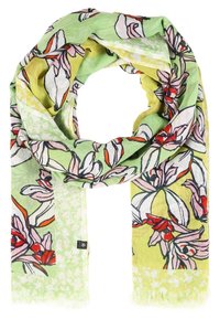 Écharpe vert clair et jaune avec un imprimé floral rose et rouge, bouclée librement avec des bords à franges et une petite étiquette de marque noire.