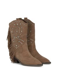 Stivali da cowboy in suede marrone con punte appuntite, dettagli in frange e borchie decorative di varie forme e dimensioni lungo la parte superiore.