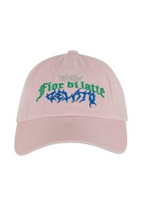 Rozā kokvilnas cepure ar izliekto malas, uz kuras ir izšūts teksts “Fior di latte” zaļā un zilā krāsā, ar smalkām sudraba akcentiem virsū.
