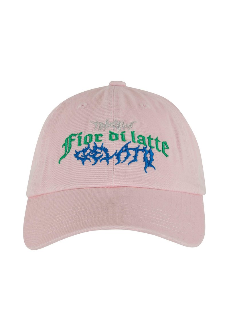 Rozā kokvilnas cepure ar izliekto malas, uz kuras ir izšūts teksts “Fior di latte” zaļā un zilā krāsā, ar smalkām sudraba akcentiem virsū.