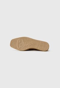 Barna cipő talpa gumi járófelülettel, "Castaner" logóval, 42-es méretben, és a talpba nyomva "Made in Spain" felirattal.