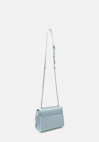 Borsa a tracolla in pelle azzurro chiaro con tracolla a catena, forma strutturata, texture liscia e chiusura a flap. Design minimalista senza loghi visibili.