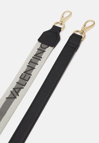 Svart- och grårandig rem med texten "VALENTINO". Utrustad med klipp av metall i guldton och tygdetaljer för hållbarhet.