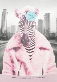 Ζέβρα που φοράει ένα ροζ γούνινο παλτό με λευκά μαργαριτάρια και μια τιρκουάζ ανθοδέσμη στη χαίτη της, με φόντο έναν γκρίζο αστικό ορίζοντα.