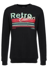 Schwarzer Pullover mit dem Schriftzug "Retro Clubbers" in Grün und Rot sowie türkisen Streifen. Lange Ärmel und gerippte Bündchen sowie Saum. Weiche Baumwolltextur.