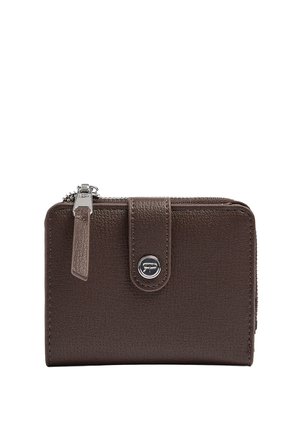 Kompaktowy ciemnobrązowy skórzany portfel z suwakiem u góry, paskiem na zatrzask oraz małym metalowym logo na froncie.