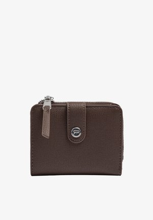 Kompaktowy ciemnobrązowy skórzany portfel z suwakiem u góry, paskiem na zatrzask oraz małym metalowym logo na froncie.