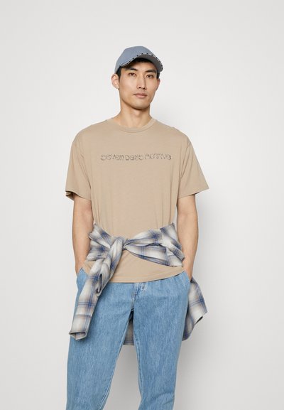 7 DAYS Active LOGO TEE UNISEX - T-shirt z nadrukiem